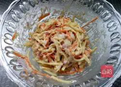 Illustration of how to make carrot and potato pancakes 2