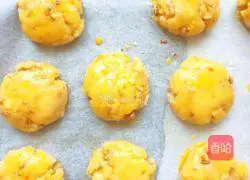 Childhood memories: Illustration of how to make peach cakes that are so crispy that they fall apart in one bite