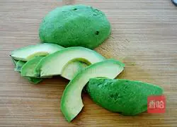 Illustration of how to make avocado sushi 3