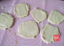 Illustration of how to make golden meat cake 10