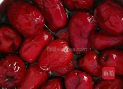 Illustration of how to make brown sugar and red date dough cakes 1