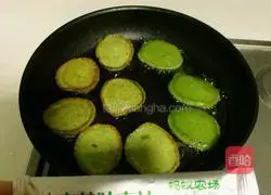 Illustration of how to make a small pancake 3