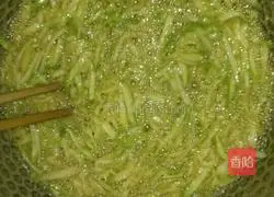 Illustration of how to make zucchini pancakes 3