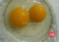 Illustration of how to make scallion-flavored egg pancakes 1