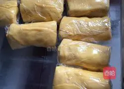 Illustrations of how to make towel rolls 10