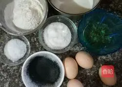 Illustration of how to make bamboo charcoal cake roll 1