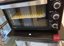 Illustration of how to dissolve egg yolks into beans 6