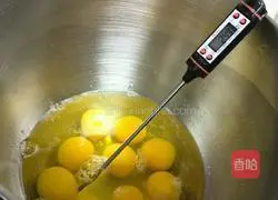 Illustration of how to beat 10-inch whole eggs for sponge cake 4
