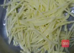 Illustration of how to make potato shredded pancakes 4