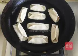 Illustration of how to make three fresh pot stickers 17
