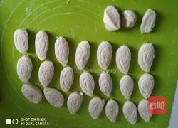 Illustration of how to make rose flower cake 19