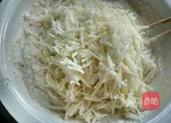 Illustration of how to make shredded potato pancakes 3