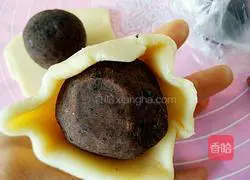 Illustration of how to make wife cake (bean paste filling) 12