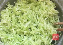 Illustration of how to make zucchini and egg tortillas 1