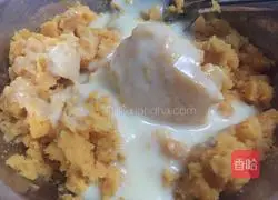 Illustration of how to make small sweet potato pancakes with dumpling wrapper 3