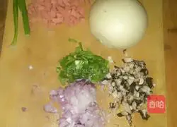 Illustration of how to make egg steamed buns 1