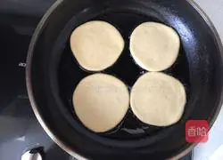 Illustration of how to make sesame and white sugar round cakes 11