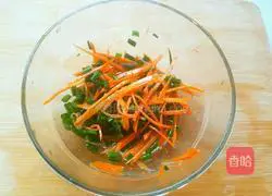 Illustration of how to make carrot and scallion pancakes 4