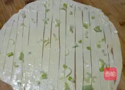 Illustration of how to make green onion hand cakes 10