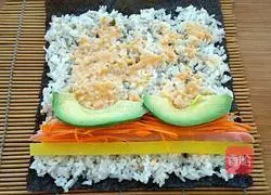 Illustration of how to make avocado sushi 6