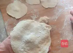 Illustration of how to make shepherd’s purse and fresh meat fried buns 9