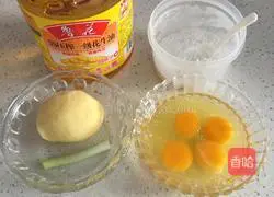 Illustration of how to make shredded potato egg pancakes 1