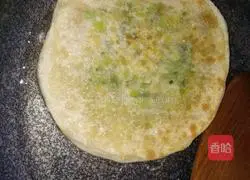 Illustration of how to make scallion pancakes 8