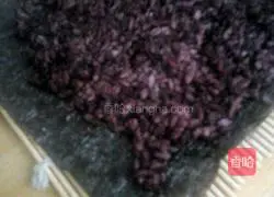 Illustration of how to make black rice sushi 9