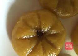 Illustration of how to make two pumpkin cakes 9