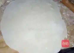 Illustration of how to make shredded pork burritos with Beijing sauce 7