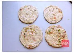 Illustration of how to make pork-filled scallion pancakes 9