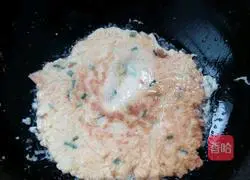 Illustration of making shredded potato bell pepper cake 3