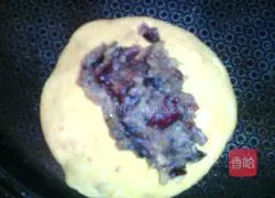 Illustration of how to make pumpkin pie with bean paste filling 7