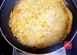 Illustration of making noodle pancakes 7