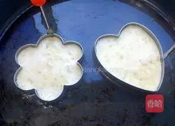 Illustration of how to make banana egg pancake 8
