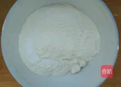 Illustration of how to make potato shredded pancakes 1