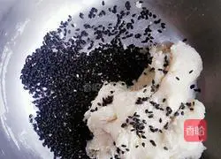 Illustration of how to make black sesame and rose sauce sesame cakes 3