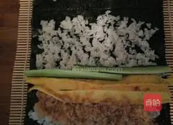 Illustration of how to make egg and meat floss sushi 2