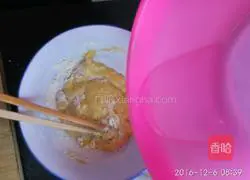 Illustration of how to make carrot and egg pancakes 4