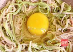 Illustration of how to make noodles and egg pancakes 8