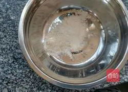 Illustration of how to make egg yolk pancakes 4