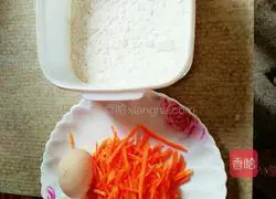 Illustration of how to make carrot and egg pancakes 1