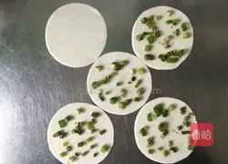 Illustration of how to make dumpling skin scallion pancakes 4
