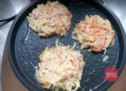 Illustration of how to make carrot and potato cakes 4