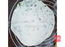 Illustration of how to make fragrant scallion pancakes 8