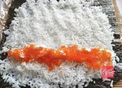 Illustration of how to make caviar sushi 2