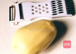 Illustration of how to make potato shredded pancakes 1