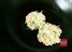 Illustration of how to make shredded potato and vegetable egg pancakes 6