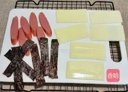 Illustration of making sausage cheese sushi 4