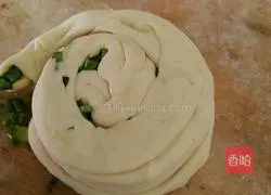 Illustration of how to make multi-layered green onion pancakes 5